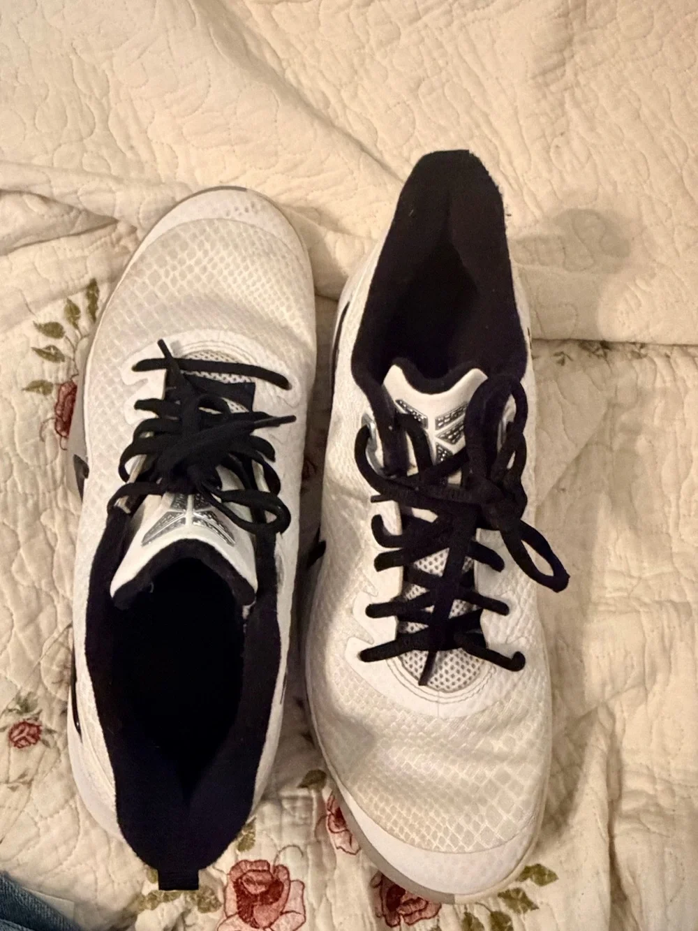 Kobe Mamba Focus Nike White and Black Low-Top Basketball Sneakers